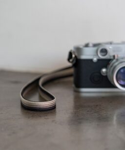 Alternative view of ACAM-312A – Dây Đeo Máy Ảnh Lụa Cao Cấp Hiệu Ứng Chuyển Màu