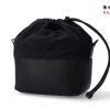 Túi đựng máy ảnh (Da & Vải) – ACAM-CP210 với phần trên bằng vải màu đen, đáy bằng da, dây rút đóng mở và dây đeo vai đơn trên nền trắng. Góc trên bên phải có logo màu đỏ và dòng chữ “#AAshopvn”.