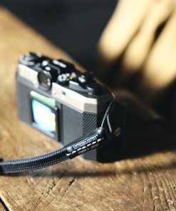 Chi tiết dây đeo tay máy ảnh Artisan & Artist ACAM-311PA được gắn vào máy ảnh kỹ thuật số