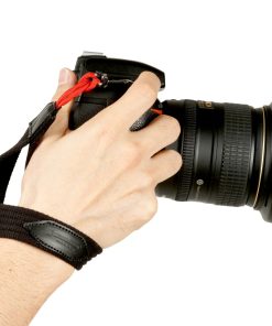 Dây đeo máy ảnh Artisan & Artist ACAM-P25H màu đỏ đeo trên tay nhiếp ảnh gia