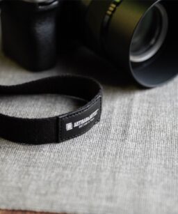 Dây đeo tay máy ảnh Artisan & Artist ACAM-295A flatlay