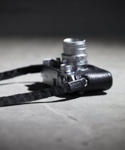 Dây đeo máy ảnh Artisan & Artist ACAM-318 Silk Strap họa tiết sóng Nhật Bản truyền thống Sasanami (phiên bản dài) – làm từ lụa tết cao cấp Kyoto, kết hợp da đen