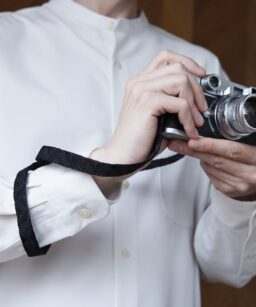Dây đeo máy ảnh Artisan & Artist ACAM-318 Silk Strap họa tiết sóng Nhật Bản truyền thống Sasanami (phiên bản dài) – làm từ lụa tết cao cấp Kyoto, kết hợp da đen